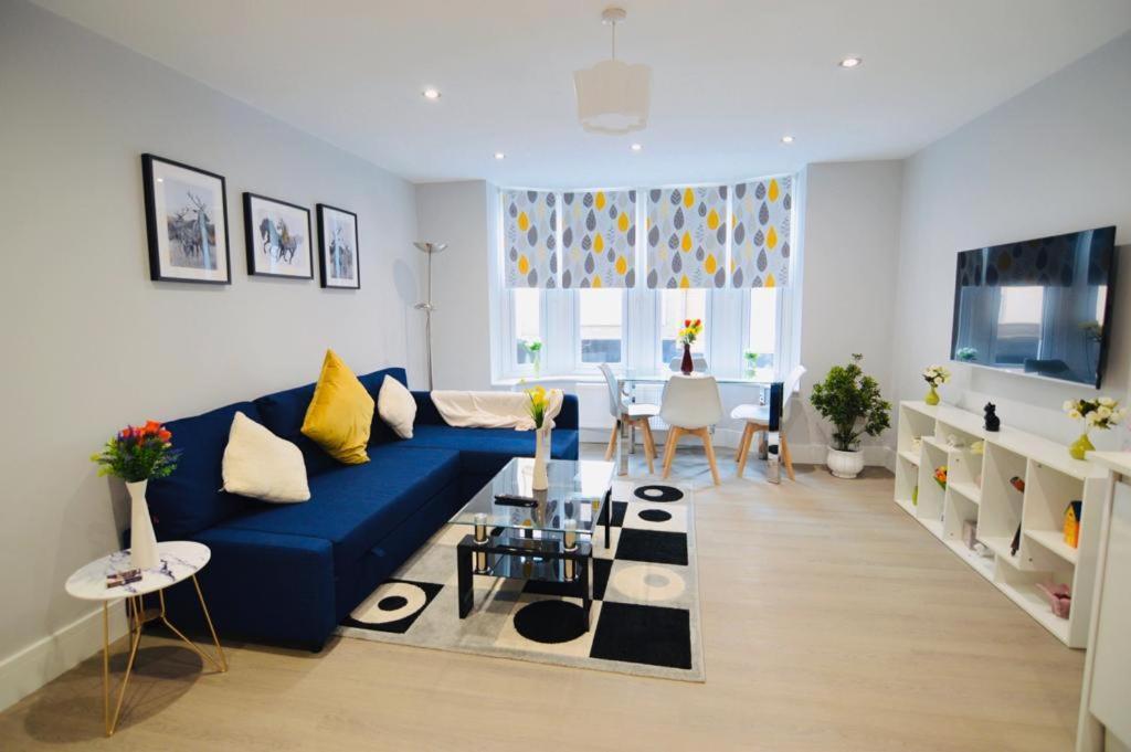 Morden Self Contained Flat By Cozynest Apartment Reading